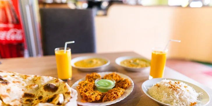 Bangladéšské menu pro dva masožravce i vegetariány: cibulové bhaji, hlavní chod dle výběru, lassi