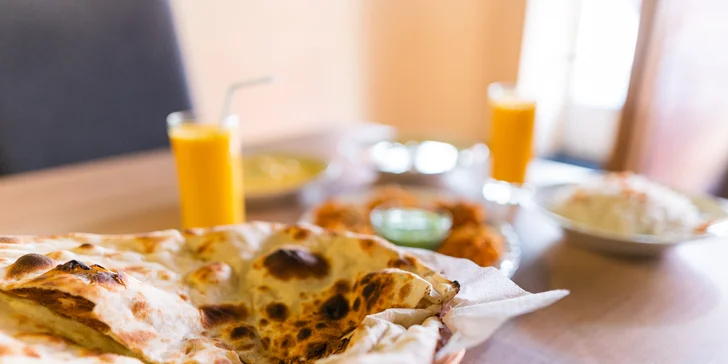 Bangladéšské menu pro dva masožravce i vegetariány: cibulové bhaji, hlavní chod dle výběru, lassi