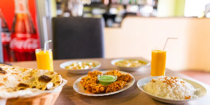 Bangladéšské menu pro dva masožravce i vegetariány: cibulové bhaji, hlavní chod dle výběru, lassi