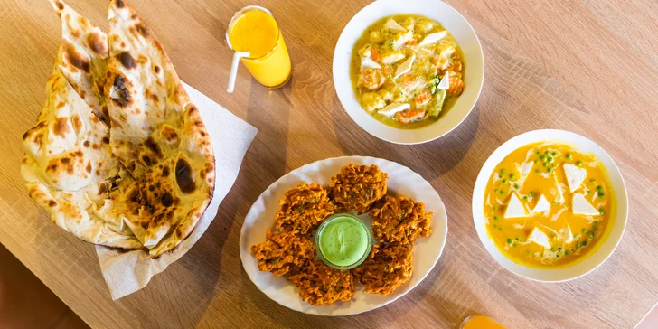 Bangladéšské menu pro dva masožravce i vegetariány: cibulové bhaji, hlavní chod dle výběru, lassi