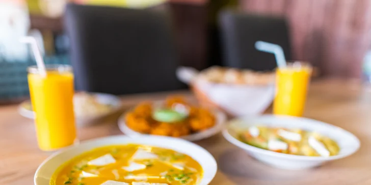 Bangladéšské menu pro dva masožravce i vegetariány: cibulové bhaji, hlavní chod dle výběru, lassi