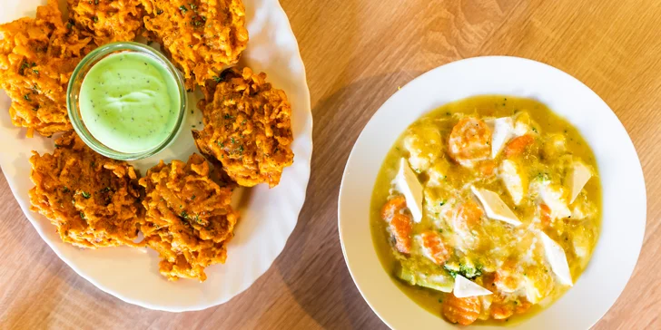 Bangladéšské menu pro dva masožravce i vegetariány: cibulové bhaji, hlavní chod dle výběru, lassi