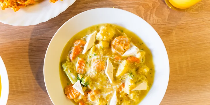 Bangladéšské menu pro dva masožravce i vegetariány: cibulové bhaji, hlavní chod dle výběru, lassi