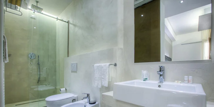 Dovolená v italském Riccione: 4* hotel se snídaní, bazénem a saunou, 150 m od pláže