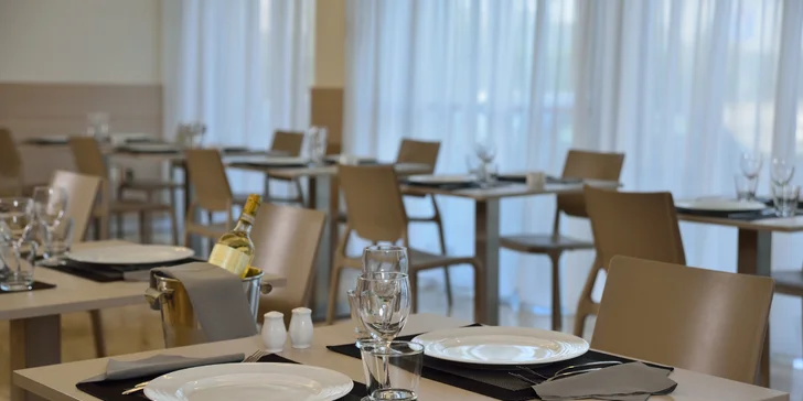 Dovolená v italském Riccione: 4* hotel se snídaní, bazénem a saunou, 150 m od pláže