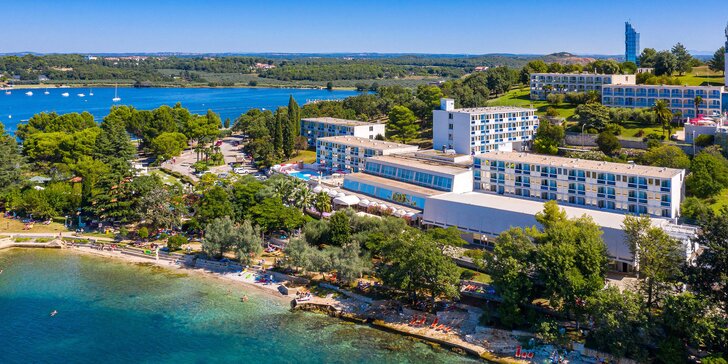 Letní dovolená na chorvatské Istrii: hotel s polopenzí+ a bazénem, 30 metrů od pláže
