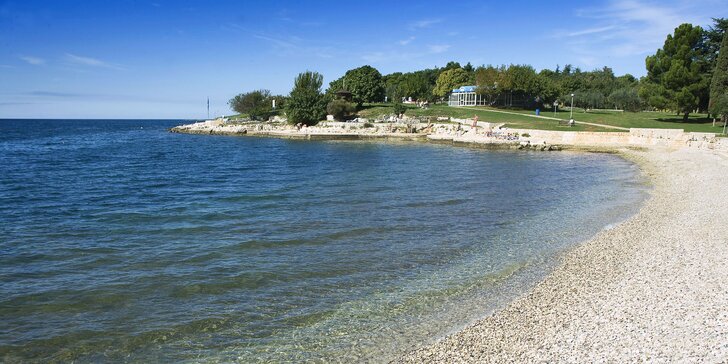 Letní dovolená na chorvatské Istrii: hotel s polopenzí+ a bazénem, 30 metrů od pláže