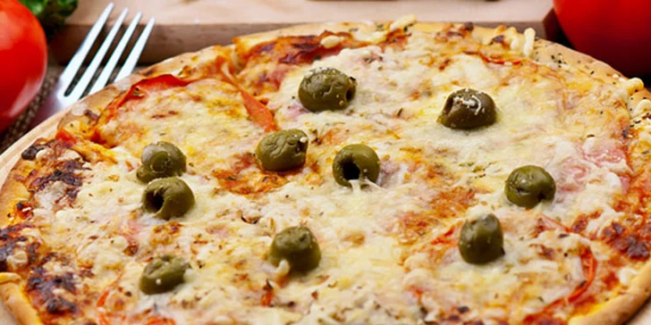 59 Kč za křupavou pizzu dle výběru. Hawai, Quatro formaggi a další oblíbené v pizzerii Lužan.