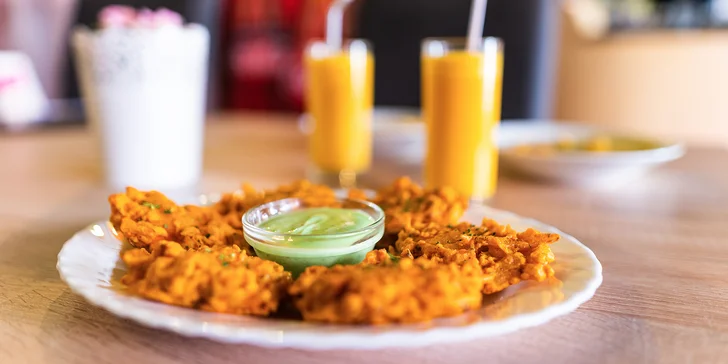 Bangladéšské menu pro dva masožravce i vegetariány: cibulové bhaji, hlavní chod dle výběru, lassi