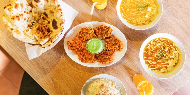 Bangladéšské menu pro dva masožravce i vegetariány: cibulové bhaji, hlavní chod dle výběru, lassi