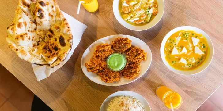 Bangladéšské menu pro dva masožravce i vegetariány: cibulové bhaji, hlavní chod dle výběru, lassi