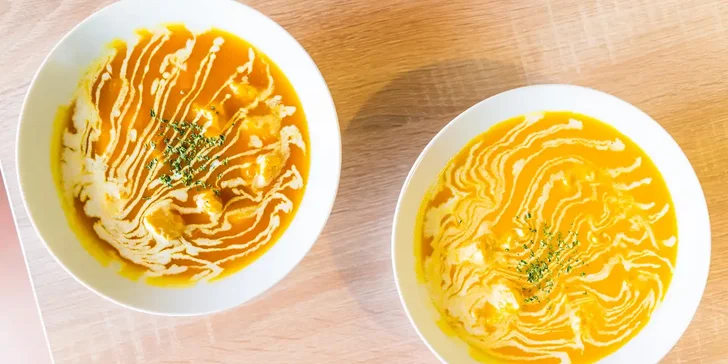 Bangladéšské menu pro dva masožravce i vegetariány: cibulové bhaji, hlavní chod dle výběru, lassi