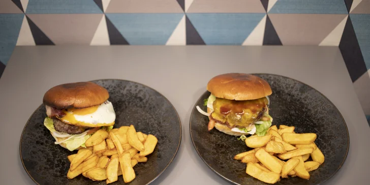 Burger a hranolky podle výběru pro 2 osoby: s čedarem, modrým sýrem i jalapeños