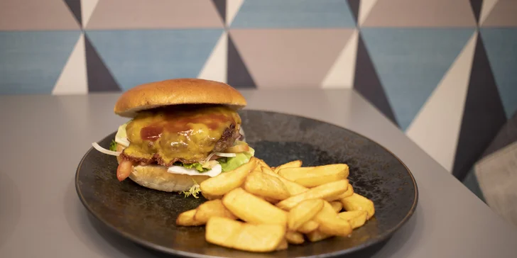 Burger a hranolky podle výběru pro 2 osoby: s čedarem, modrým sýrem i jalapeños