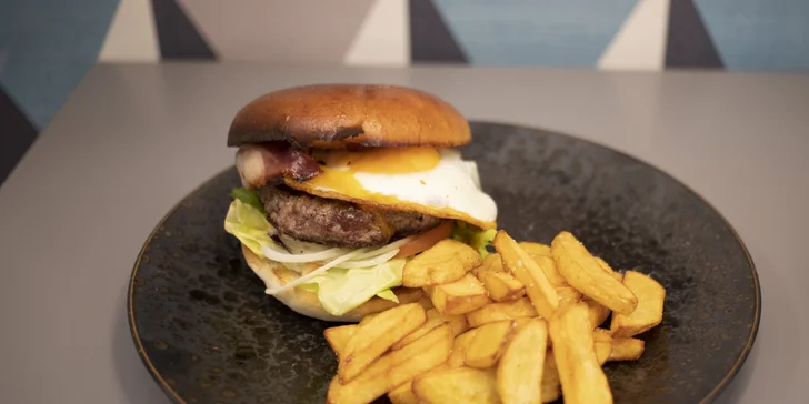 Burger a hranolky podle výběru pro 2 osoby: s čedarem, modrým sýrem i jalapeños