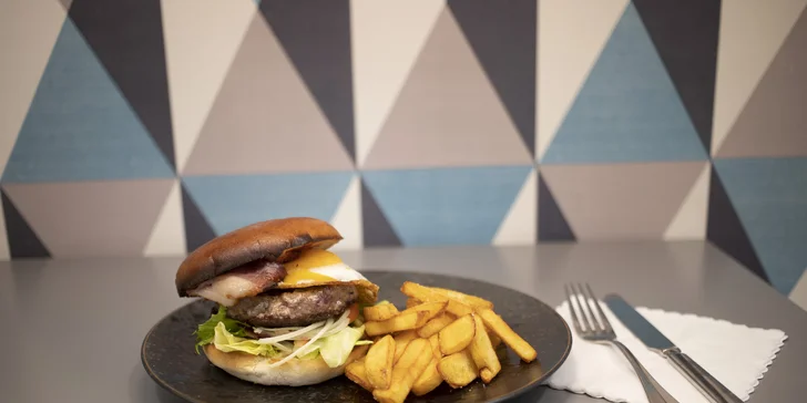 Burger a hranolky podle výběru pro 2 osoby: s čedarem, modrým sýrem i jalapeños