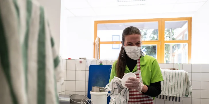 Potěš obědem: projekt, který pomáhá sociálním podnikům a seniorům v tíživé situaci