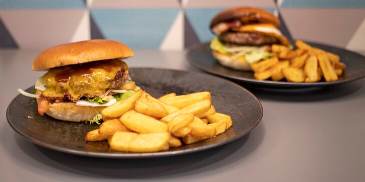 Burger a hranolky podle výběru pro 2 osoby: s čedarem, modrým sýrem i jalapeños