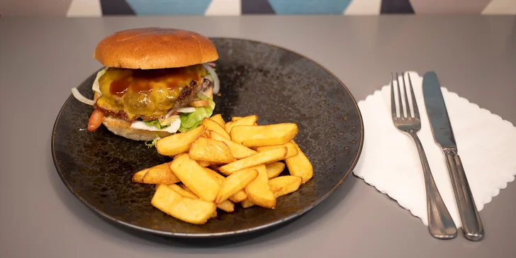 Burger a hranolky podle výběru pro 2 osoby: s čedarem, modrým sýrem i jalapeños