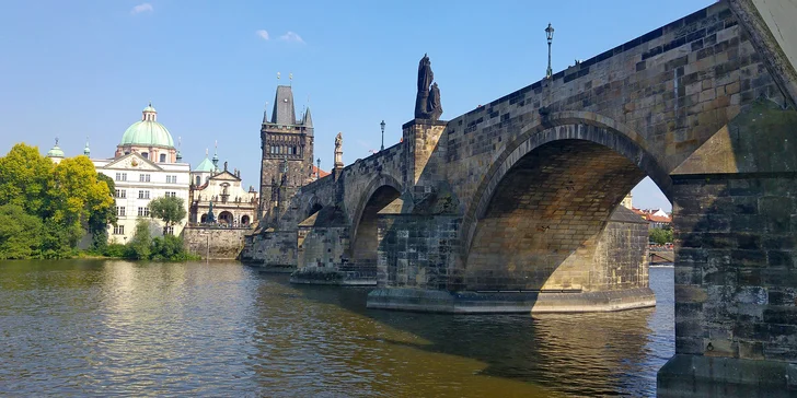 2hodinová plavba po Vltavě, skvělý dárek: úžasné výhledy a oběd nebo večeře na palubě