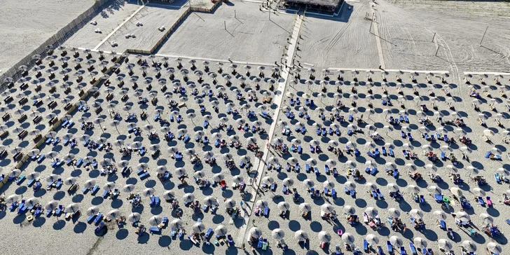 U hotelu se nachází pláž s jemným, téměř černým pískem.