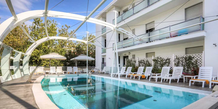 Dovolená v italském Riccione: 4* hotel se snídaní, bazénem a saunou, 150 m od pláže