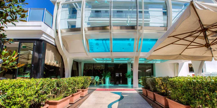 Dovolená v italském Riccione: 4* hotel se snídaní, bazénem a saunou, 150 m od pláže