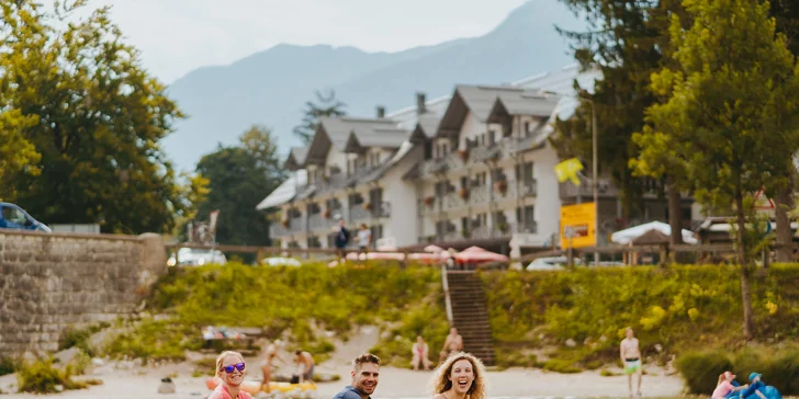Pobyt ve slovinských Alpách u jezera Bohinj: bazén, strava a lyžování