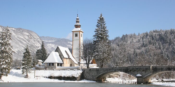Pobyt ve slovinských Alpách u jezera Bohinj: bazén, strava a lyžování