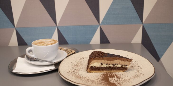 Sladká vzpruha: káva dle výběru a cheesecake, mrkvový či čokoládový dort