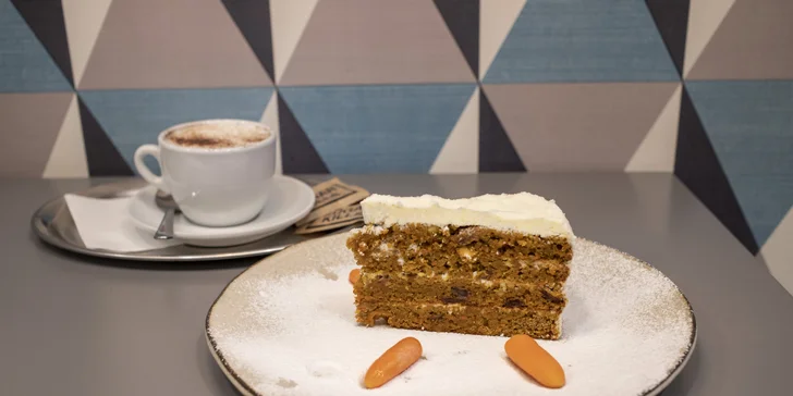 Sladká vzpruha: káva dle výběru a cheesecake, mrkvový či čokoládový dort