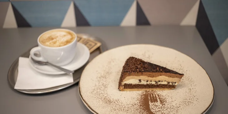 Sladká vzpruha: káva dle výběru a cheesecake, mrkvový či čokoládový dort