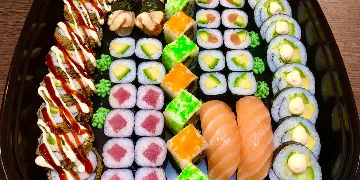 Zajděte na sushi set: 24 nebo až 52 rolek s lososem, krabem, úhořem i vege