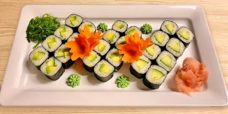 Sushi sety s rybami i vegetariánské: 24 až 60 rolek s lososem, tuňákem, chřestem aj.