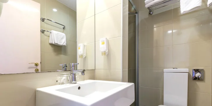 Chorvatská Istrie: 3* hotel v Poreči, 150 metrů na pláž, bazén i sportovní vyžití a all inclusive
