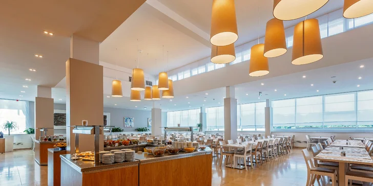 Chorvatská Istrie: 3* hotel v Poreči, 150 metrů na pláž, bazén i sportovní vyžití a all inclusive