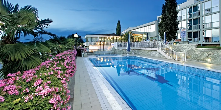 Chorvatská Istrie: 3* hotel v Poreči, 150 metrů na pláž, bazén i sportovní vyžití a all inclusive