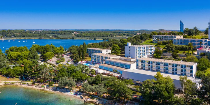 Chorvatská Istrie: 3* hotel v Poreči, 150 metrů na pláž, bazén i sportovní vyžití a all inclusive