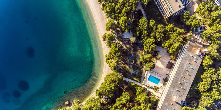 Dovolená v chorvatské Brele: 3* hotel se snídaní, hned u pláže a s bazénem