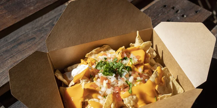 600 g nachos dle výběru na náměstí Republiky: s kuřecím i vepřovým masem či vegetariánské