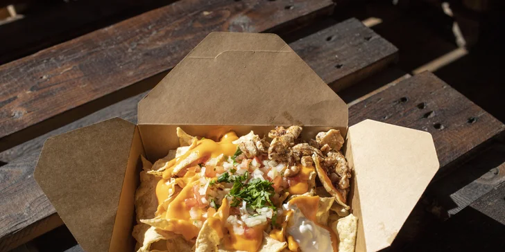 600 g nachos dle výběru na náměstí Republiky: s kuřecím i vepřovým masem či vegetariánské