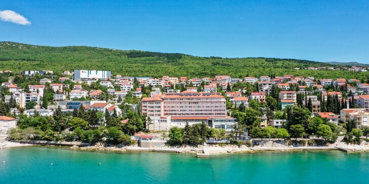 Dovolená u Krku: hotel přímo na pláži, polopenze, venkovní a vnitřní bazén, pokoj s balkonem i výhledem