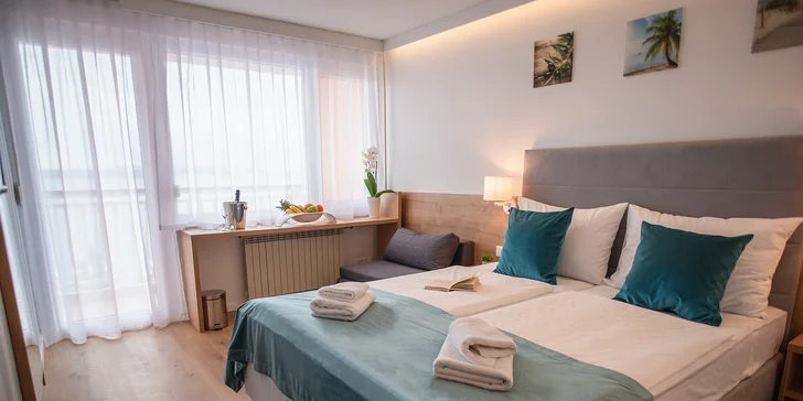 Dovolená u Krku: hotel přímo na pláži, polopenze, venkovní a vnitřní bazén, pokoj s balkonem i výhledem