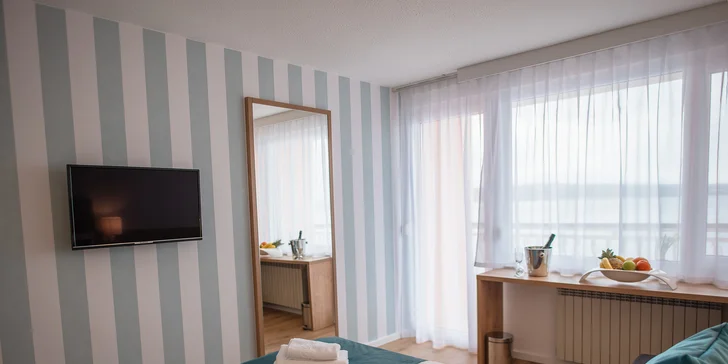 Dovolená u Krku: hotel přímo na pláži, polopenze, venkovní a vnitřní bazén, pokoj s balkonem i výhledem