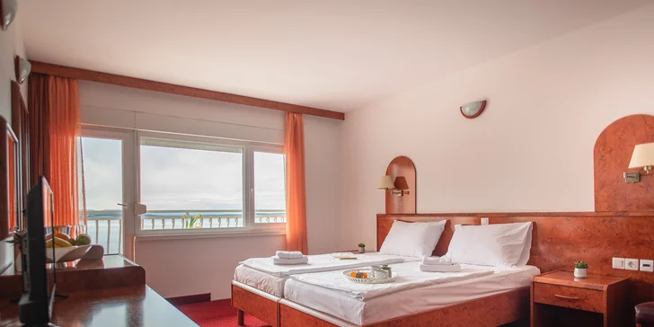 Dovolená u Krku: hotel přímo na pláži, polopenze, venkovní a vnitřní bazén, pokoj s balkonem i výhledem