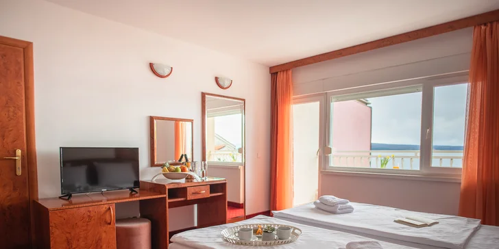 Dovolená u Krku: hotel přímo na pláži, polopenze, venkovní a vnitřní bazén, pokoj s balkonem i výhledem