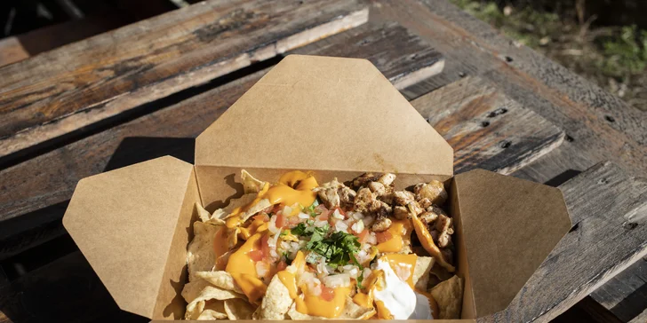 600 g nachos dle výběru na náměstí Republiky: s kuřecím i vepřovým masem či vegetariánské