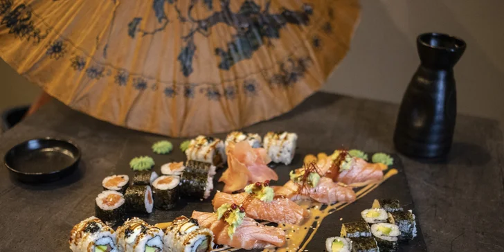 Rozmanité sushi sety v Hikari sushi baru: 20–44 netradičních rolek