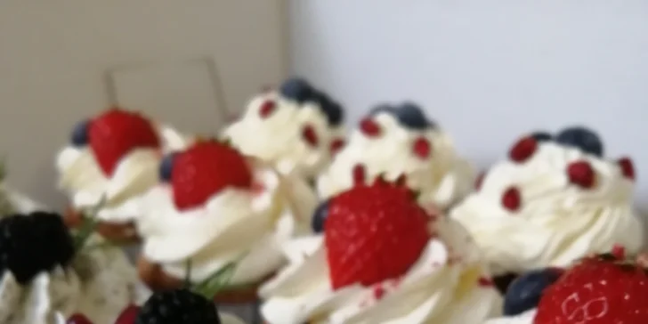 Výběr ze 2 druhů cupcakes: vanilkový s borůvkami a makový s ostružinami