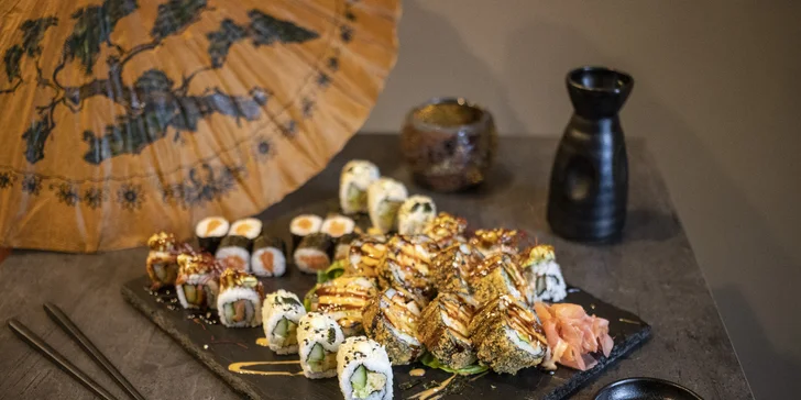 Rozmanité sushi sety v Hikari sushi baru: 20–44 netradičních rolek